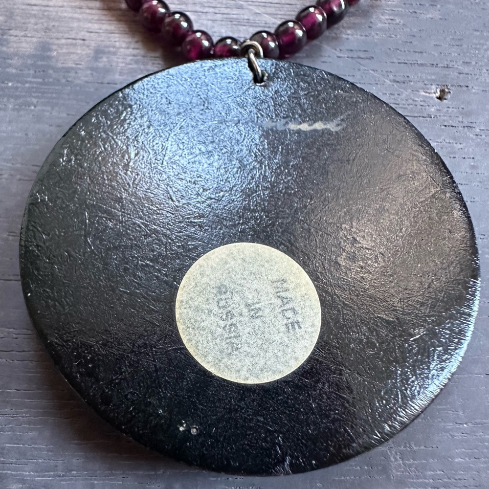Vintage hand painted Russian lacquer round brooch pendant necklace, signed, 2” - Picture 7 of 8